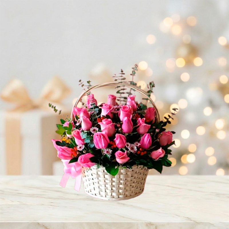 Canasta de rosas rosadas